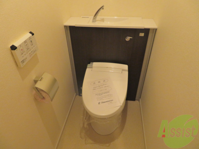 トイレ　これはタンクレストイレ、オシャレですねー。