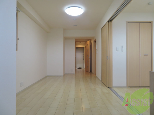 居室・リビング　こちららは１０．９帖のフローリングのお部屋になります。