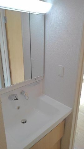 洗面設備　明るい洗面所です