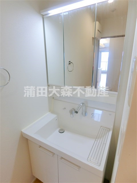 洗面設備　3面鏡の独立洗面台　洗面脱衣所