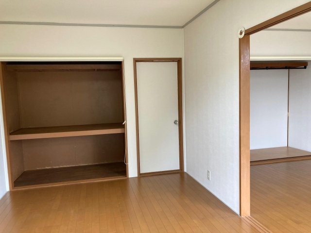収納　ロールカーテンで仕切れ，広く感じます。