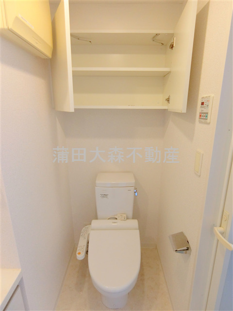 トイレ　棚収納と温水洗浄便座付きのといれ