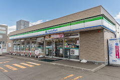 コンビニ　ファミリーマート札幌北1条東11丁目店（コンビニ）まで170m