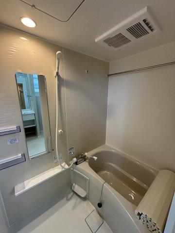 バス・シャワールーム　※写真は206号室です。 反転タイプです。