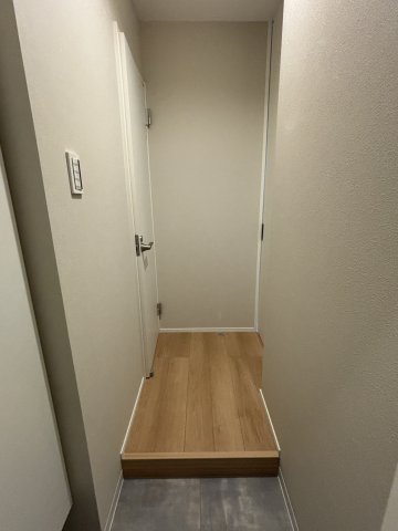 玄関　※写真は206号室です。 反転タイプです。