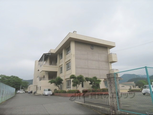 小学校　吉見小学校（小学校）まで500m