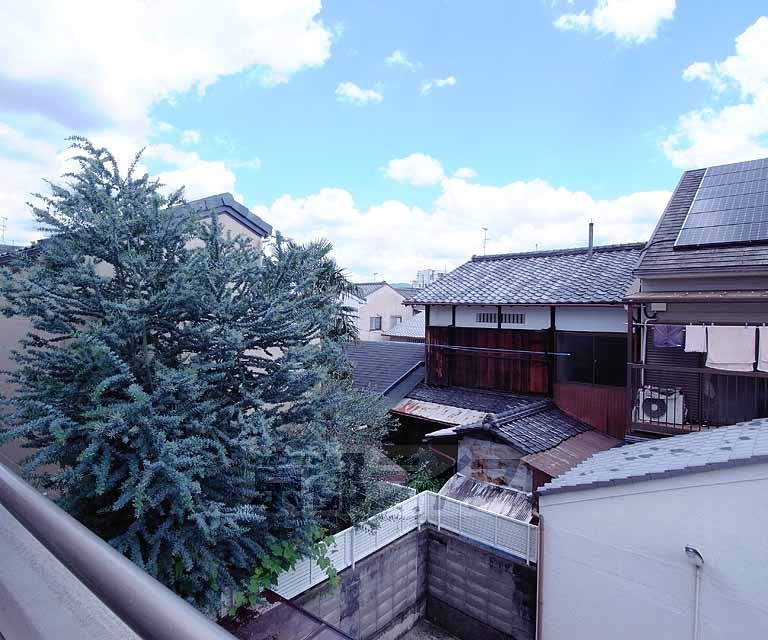眺望　緑の借景と大きな空が見えて素敵な風景