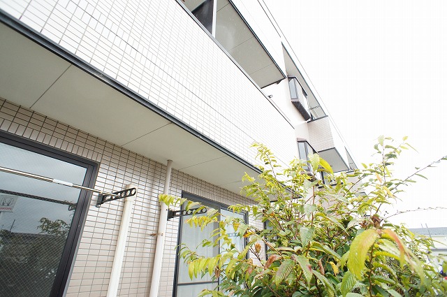 建物外観　タイル貼りのカワイイ建物です。