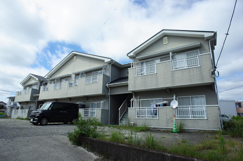 館山市高井のアパートの建物外観