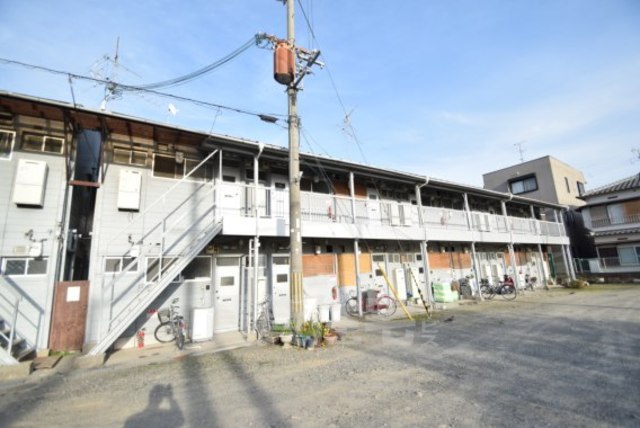 茨木市庄のアパートの建物外観