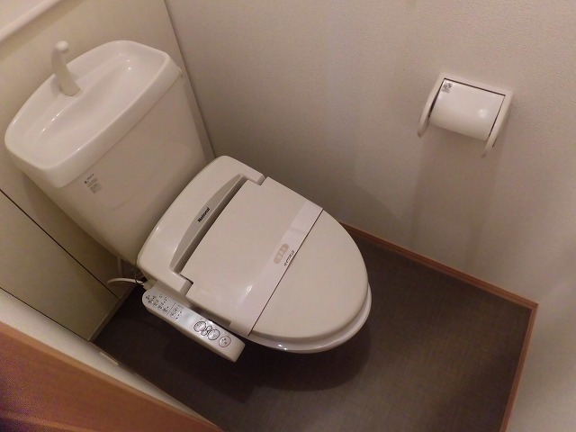 トイレ　温水洗浄便座機能付き