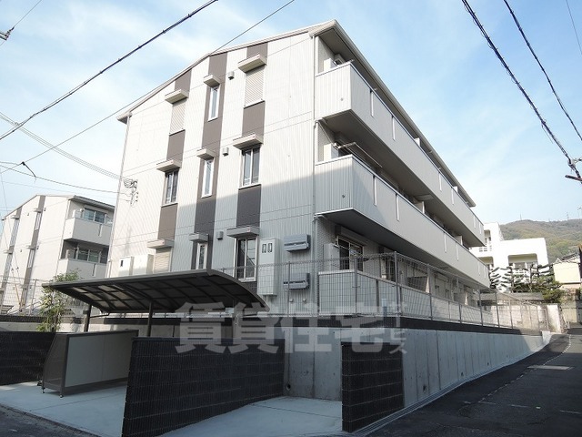 東大阪市額田町のアパートの建物外観