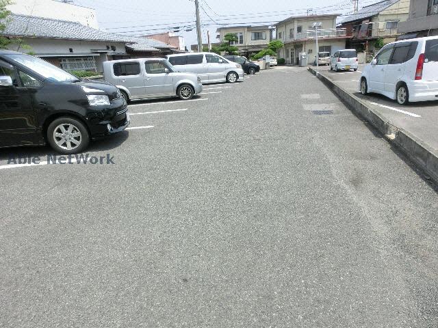 【イーストハイムの駐車場】