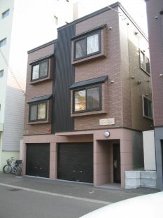 札幌市豊平区豊平八条のアパートの建物外観