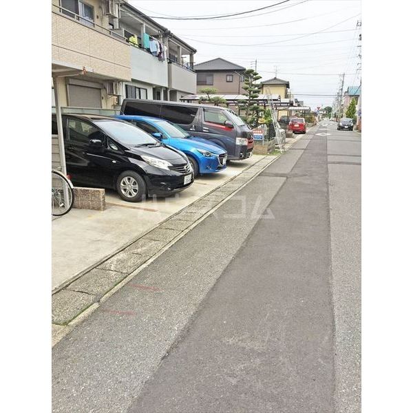 【海部郡蟹江町学戸のマンションの駐車場】