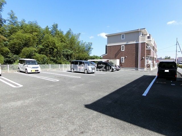 【津市川方町のアパートの駐車場】