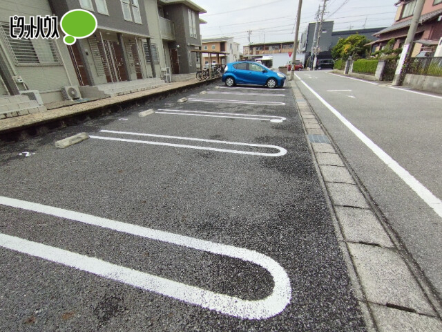 【アルページュの駐車場】