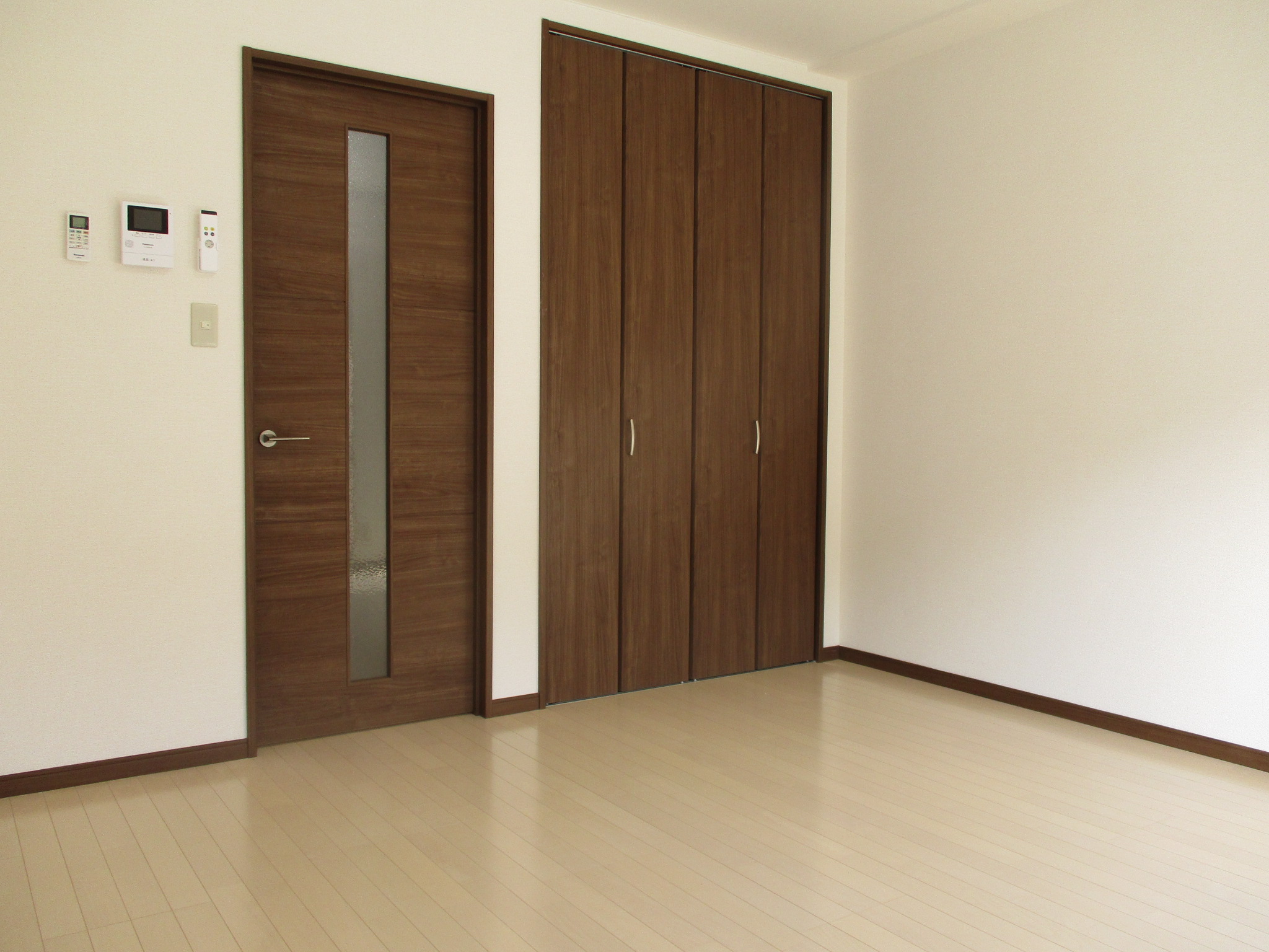 居室・リビング　２０２１年３月完成！敷礼０！オール電化・独立洗面・ＩＨ２口