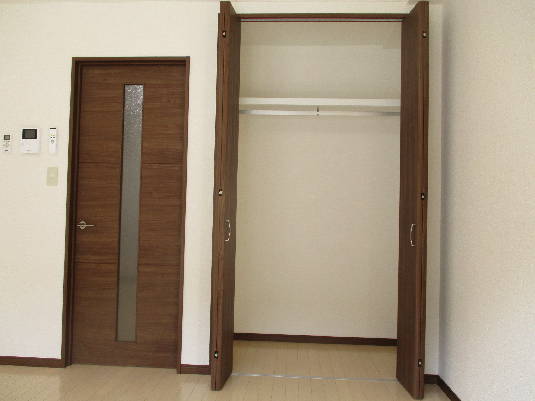 居室・リビング　２０２１年３月完成！敷礼０！オール電化・独立洗面・ＩＨ２口