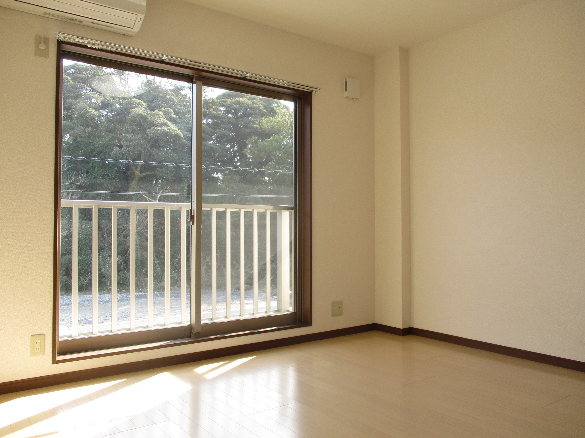 居室・リビング　２０２１年３月完成！敷礼０！オール電化・独立洗面・ＩＨ２口