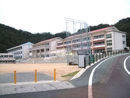 中学校　岩美町立岩美中学校（中学校）まで950m