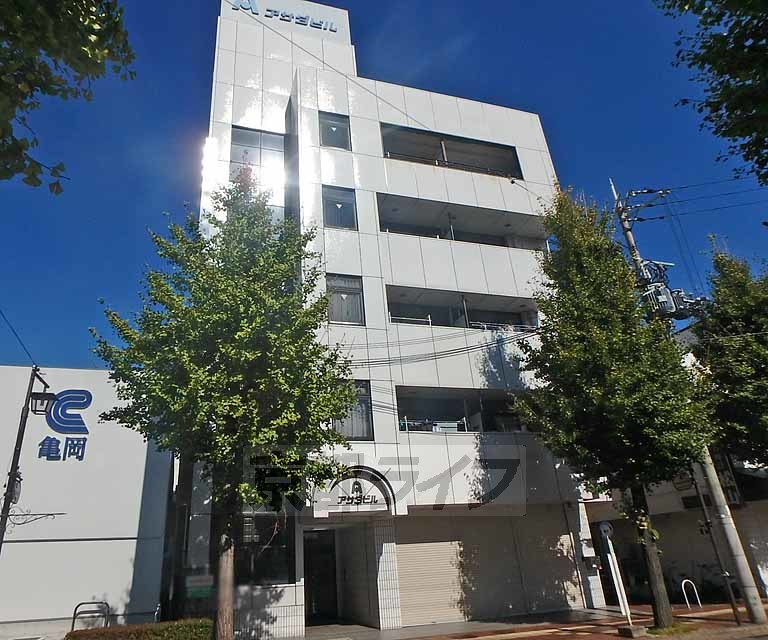 亀岡市追分町のマンションの建物外観