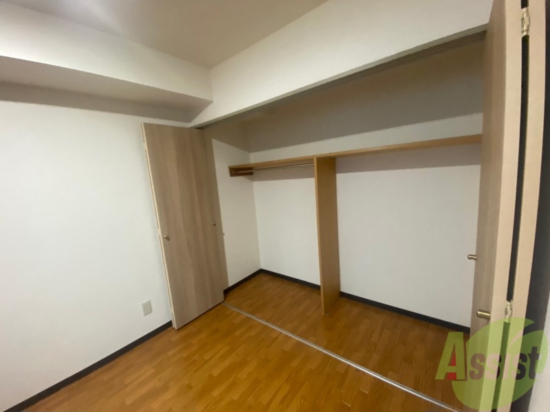 収納　こちらの収納にはハンガーをかけて服もしまえますね。