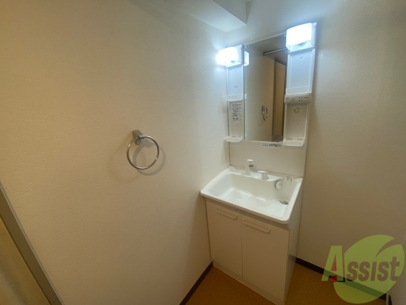 洗面設備　独立洗面台です。大きくてよいですね。シャンプーもできます。