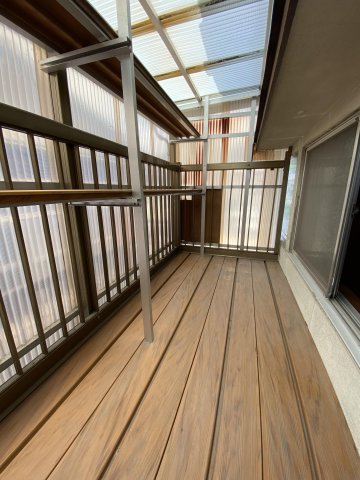 その他設備　洋室窓の外側には物置にもなるこのようなスペースがあります。