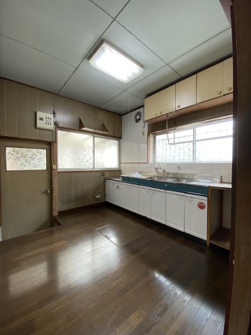 キッチン　キッチンには勝手口があり、テーブルも設置できます。