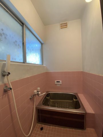 バス・シャワールーム　追い炊き機能の付いたガス給湯器を設置。お風呂はステンレス製。