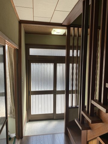 玄関　玄関を入ると2階へ上がる木製階段があります。