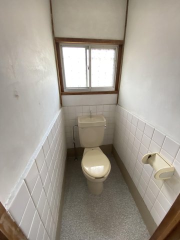トイレ　窓があり清潔感のある様式便所です。