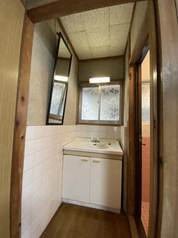 洗面設備　浴室の横には独立した洗面代があります。