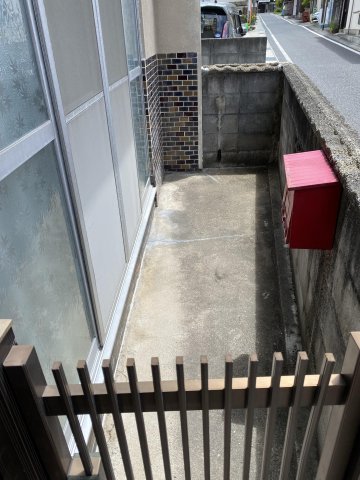 庭　玄関右手には自転車等が置けるスペースがあります。