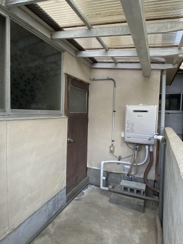 その他　勝手口の外側です。ちょっとしたスペースがあります。