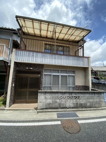 建物外観　南向きで玄関側にベランダあり。東には自転車が通れる通路あり。