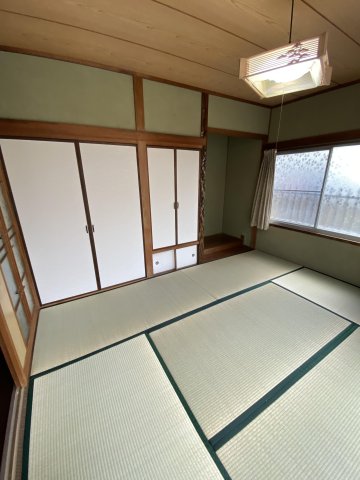 居室・リビング　収納スペースも十分にある和室の居間です。