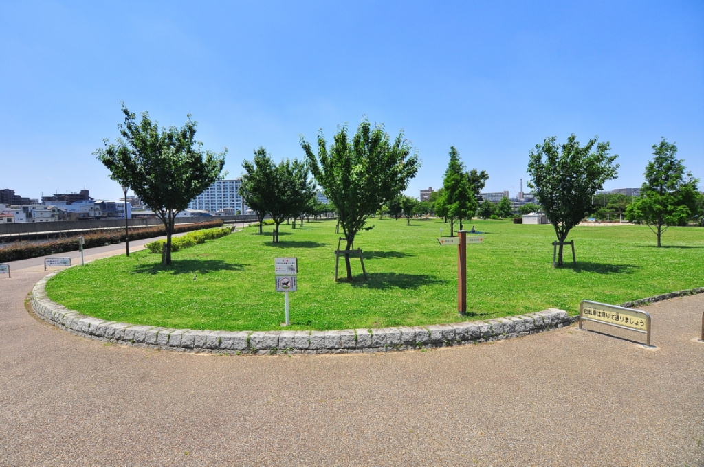 【足立区新田のマンションの公園】