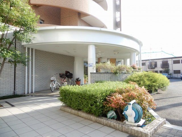 【八尾市久宝園のマンションのエントランス】