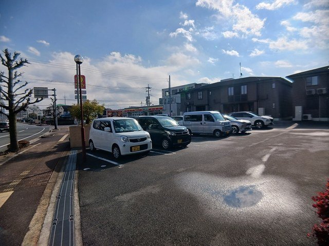 【大和高田市大字市場のアパートの駐車場】