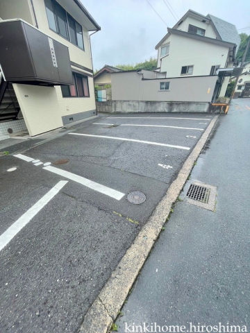 【広島市佐伯区屋代のアパートの駐車場】