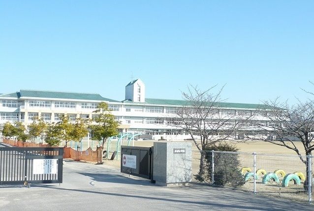 【小城市三日月町久米のアパートの小学校】