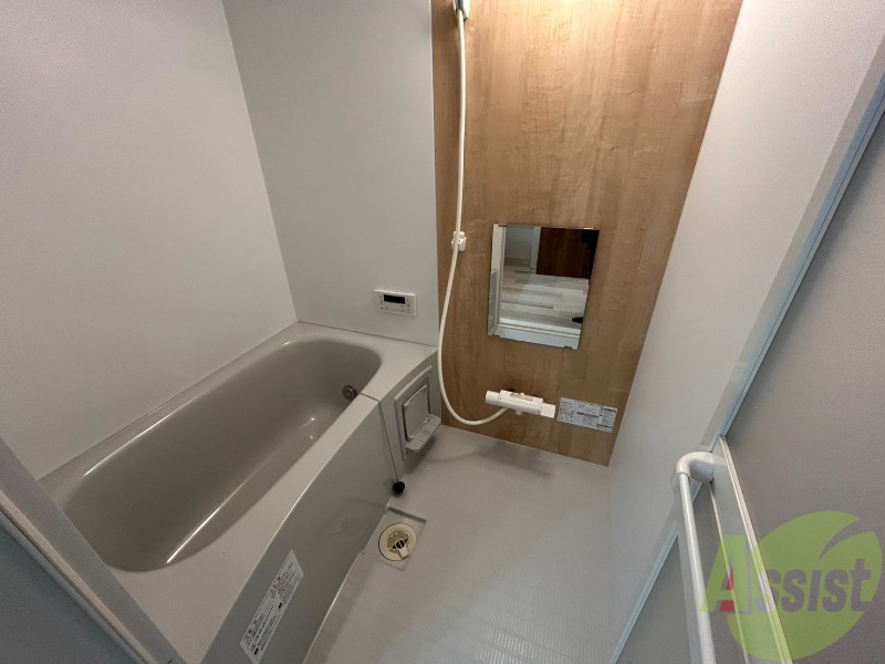 バス・シャワールーム　バスルームは狭すぎず、シャワーも浴びやすそうです。