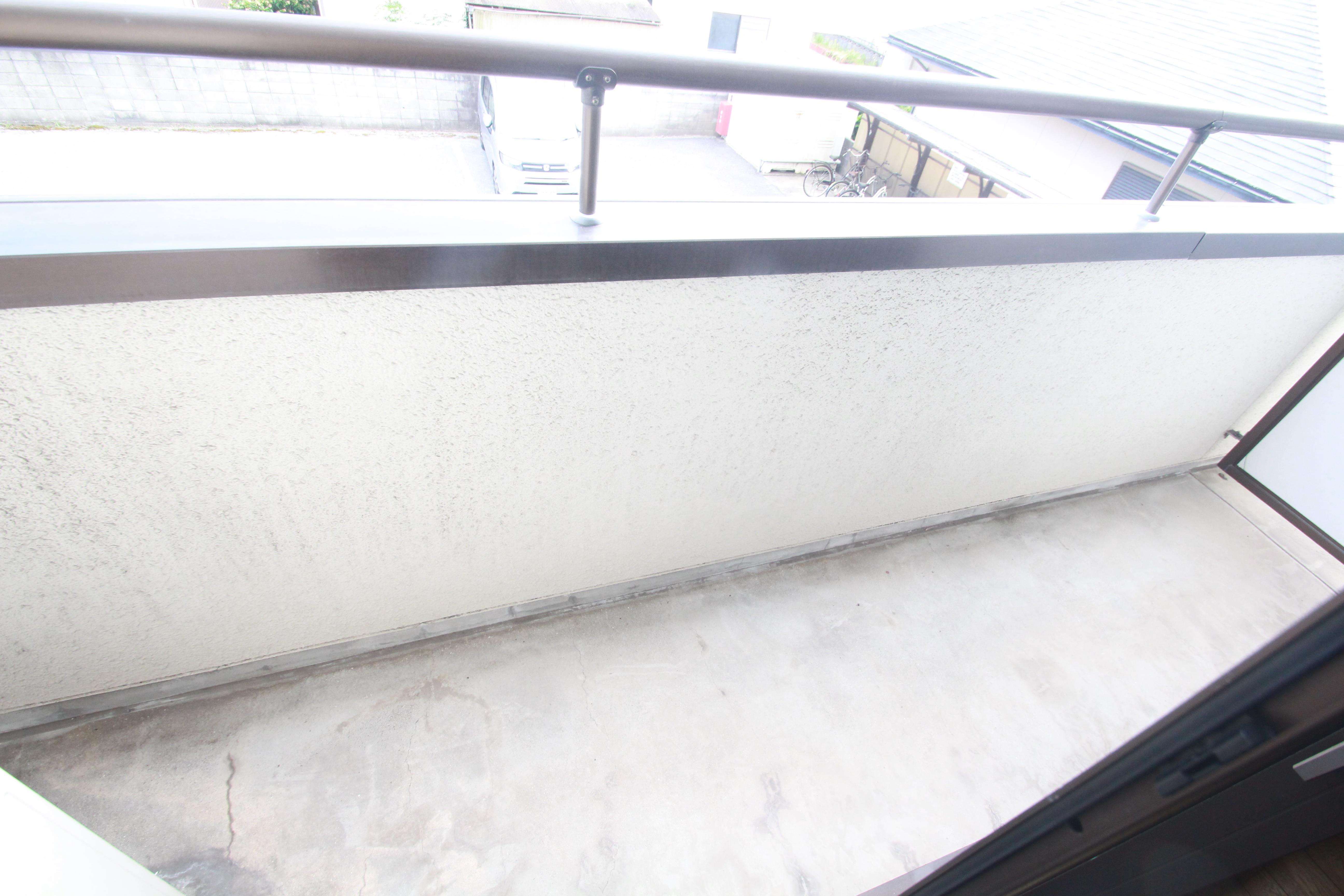 バルコニー　ベランダが広く、洗濯物も干しやすいです