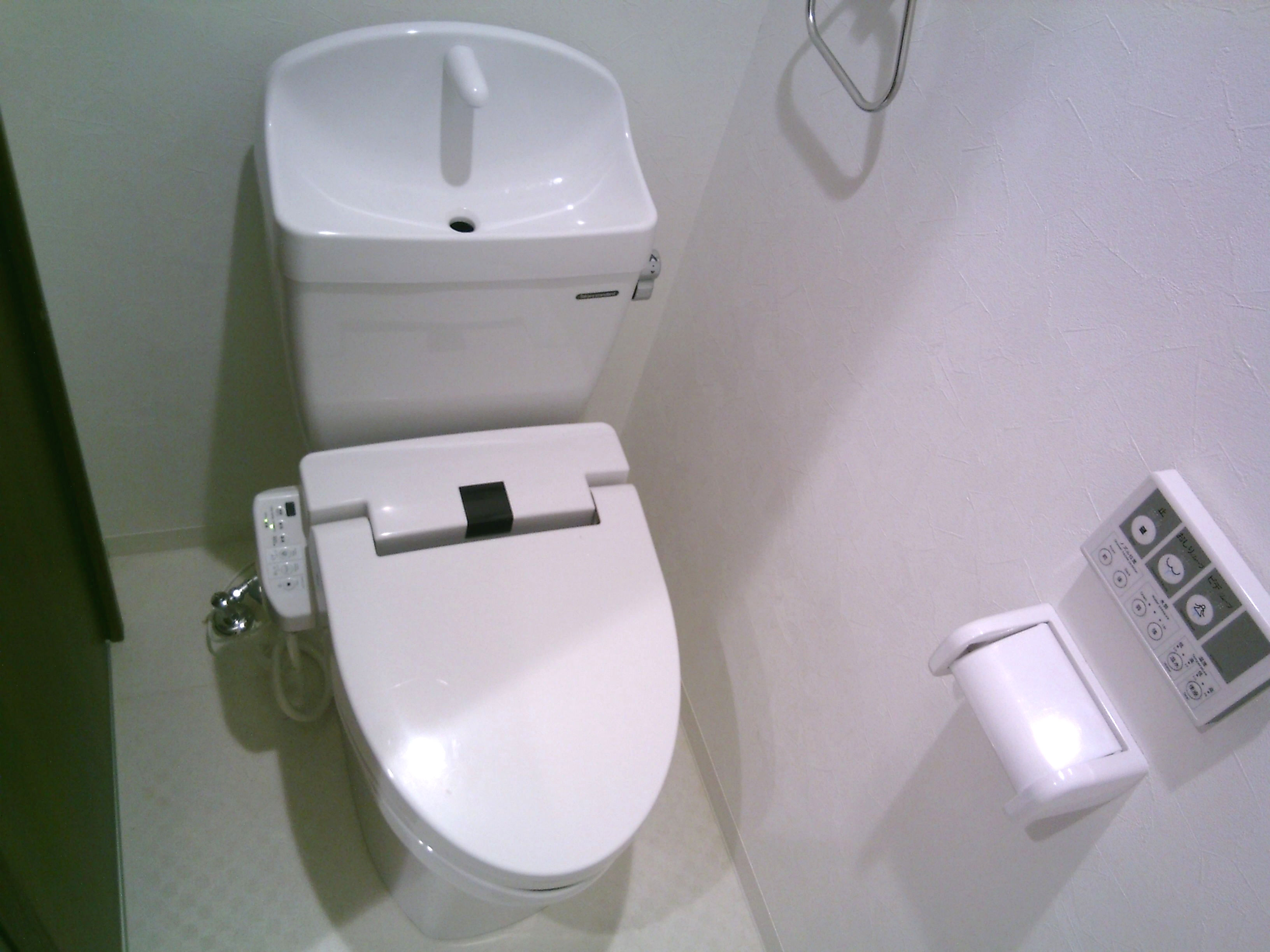 トイレ　WC、ウォシュレット付き