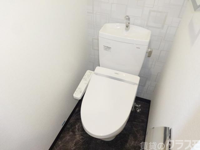 トイレ　上部には棚がついていて便利です！