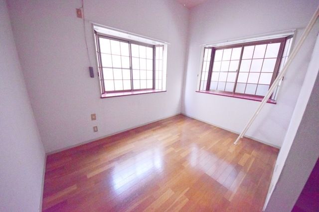 居室・リビング　★出窓付き・明るいワンルーム★