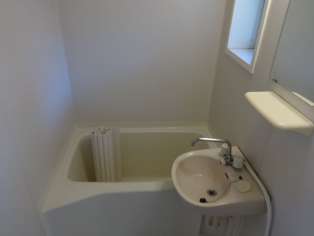 バス・シャワールーム　お風呂には小窓もあります。