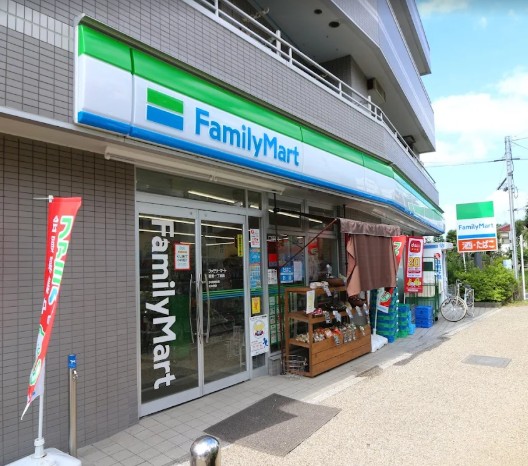 コンビニ　ファミリーマート弦巻一丁目店（コンビニ）まで523m